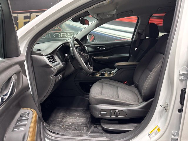 Used 2023 GMC Acadia SLE w/ Driver Convenience Package FWD image 4