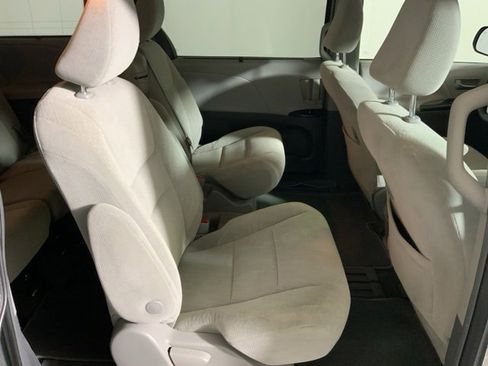 Used 2019 Toyota Sienna LE w/ LE Preferred Package image 36