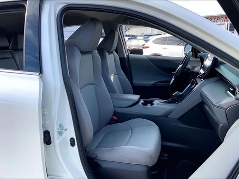 Used 2021 Toyota Venza LE image 9