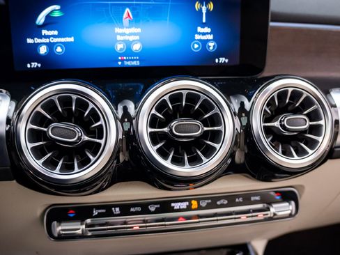 Used 2023 Mercedes-Benz GLB 250 4MATIC image 32