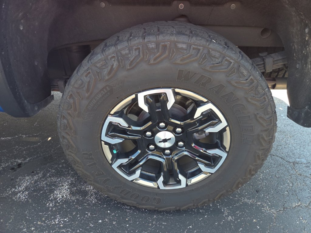 Used 2024 Chevrolet Silverado 1500 ZR2 w/ Technology Package AWD/4WD image 4