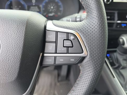 Used 2025 Toyota Sienna Limited FWD image 40