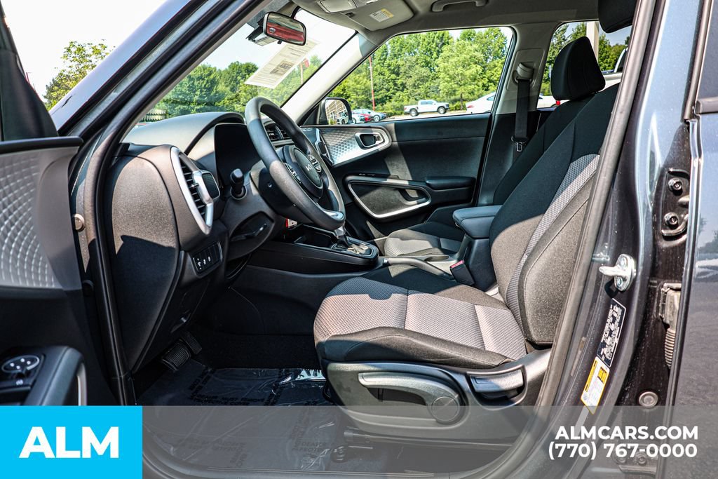 Used 2025 Kia Soul LX w/ LX Technology Package FWD image 17