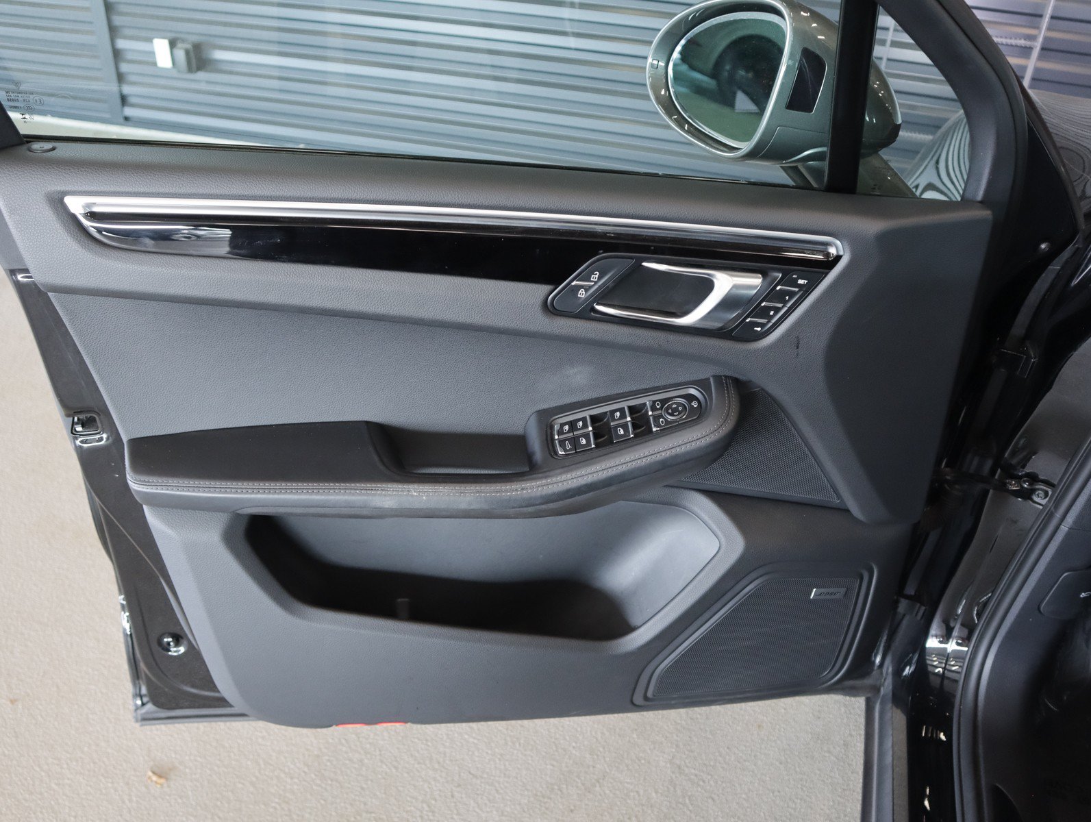 Used 2023 Porsche Macan Turbo AWD/4WD image 25