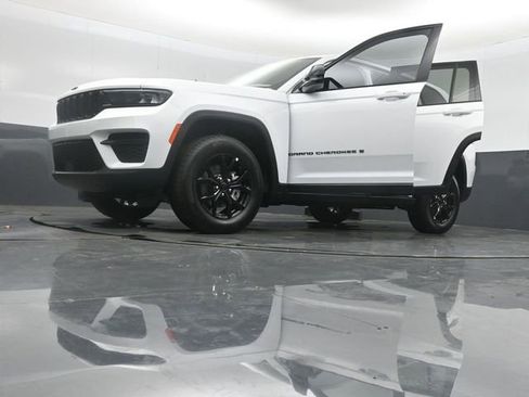 New 2025 Jeep Grand Cherokee Altitude AWD/4WD image 46