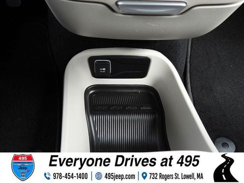 Used 2023 Chrysler Pacifica Touring-L FWD image 34