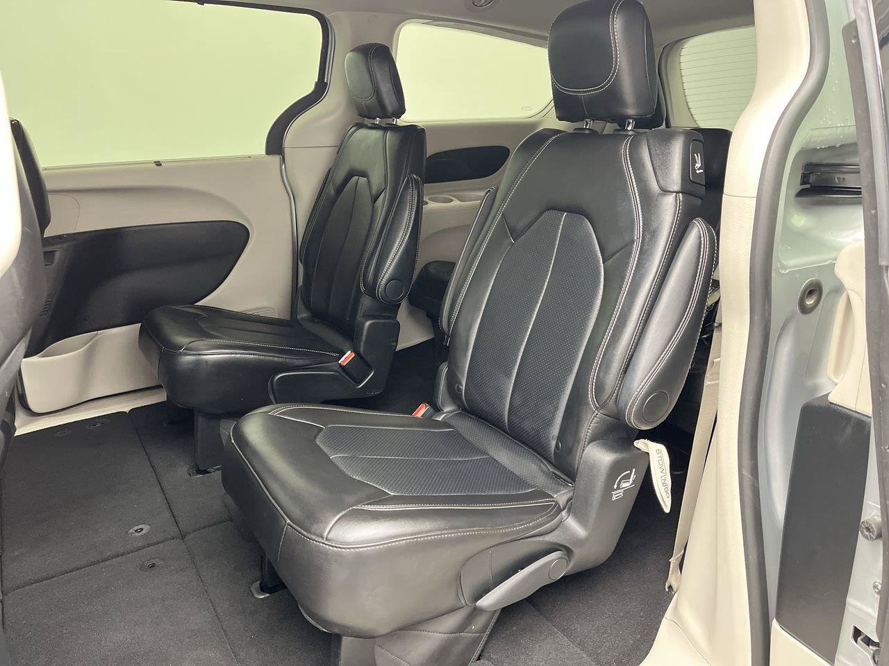 Used 2024 Chrysler Pacifica Touring-L FWD image 10