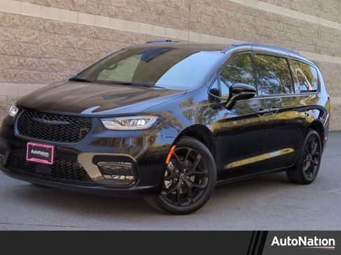 New 2026 Chrysler Pacifica Limited image 1