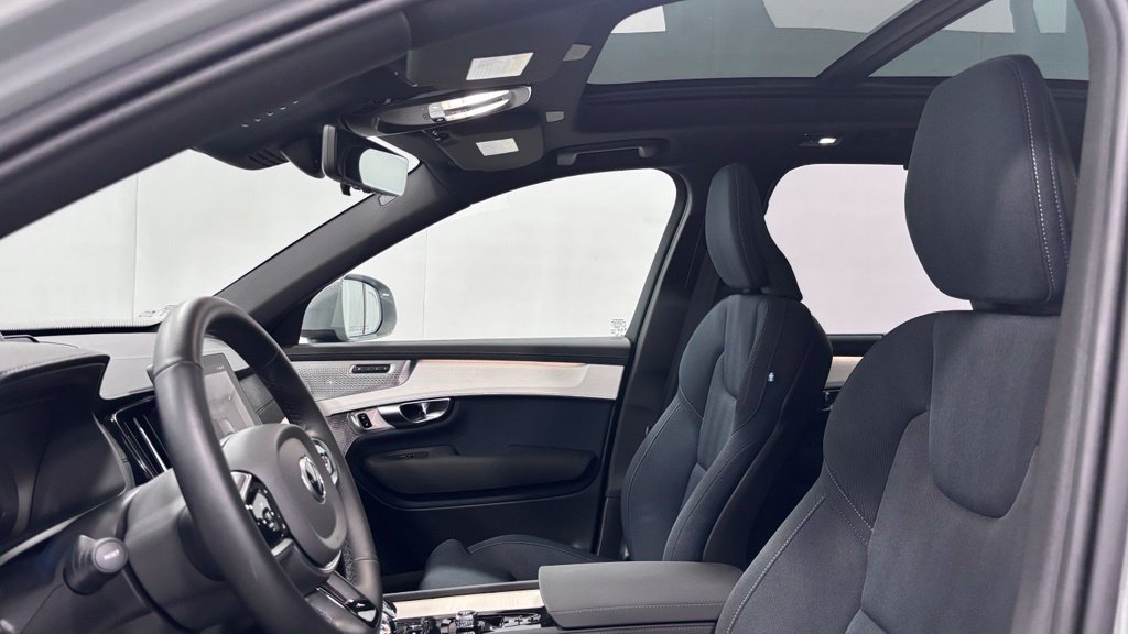 Certified 2025 Volvo XC90 B6 Ultra AWD/4WD image 12