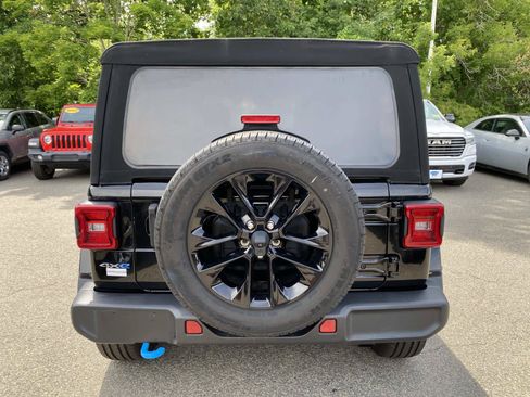Certified 2024 Jeep Wrangler Unlimited Sahara w/ Technology Group AWD/4WD image 4
