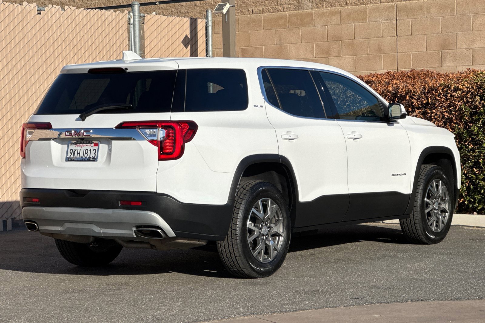 Certified 2023 GMC Acadia SLE w/ LPO, Cargo Package FWD image 4