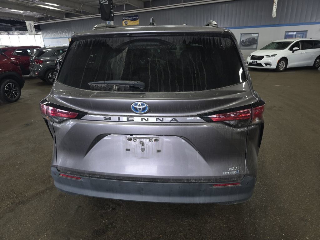 Used 2021 Toyota Sienna XLE w/ XLE Plus Package FWD image 4