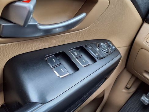 Used 2016 Kia Sedona LX w/ Option Group 020 FWD image 19