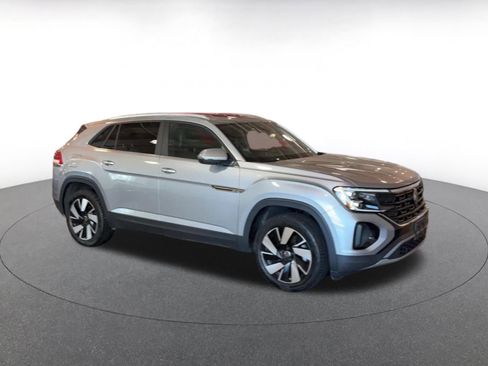 Used 2025 Volkswagen Atlas Cross Sport SE image 2