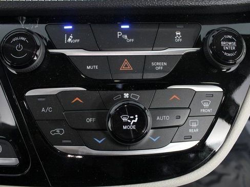 Used 2024 Chrysler Pacifica Select image 6