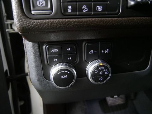 Used 2023 GMC Yukon XL Denali image 16