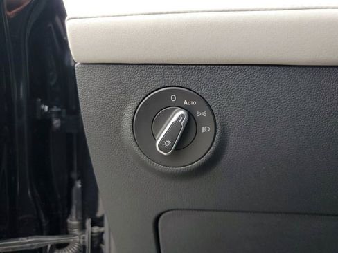 Used 2025 Volkswagen Taos SE w/ Panoramic Sunroof Package FWD image 28