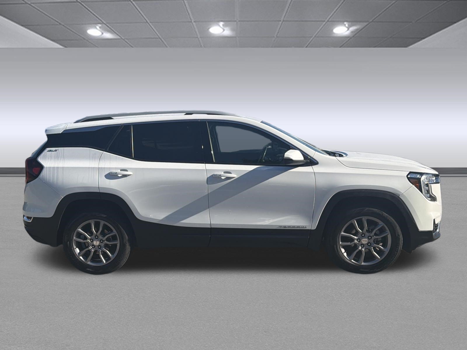 Used 2024 GMC Terrain SLT AWD/4WD image 2