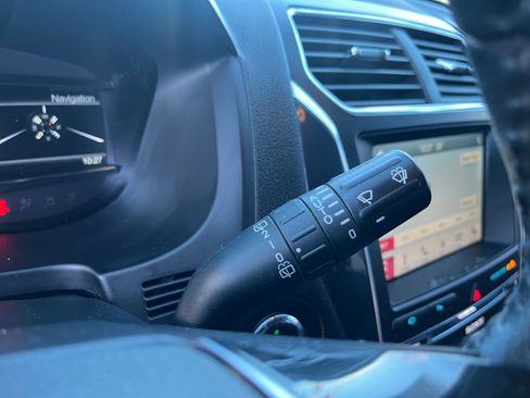 Used 2018 Ford Explorer Limited w/ Ford Safe & Smart Package image 11