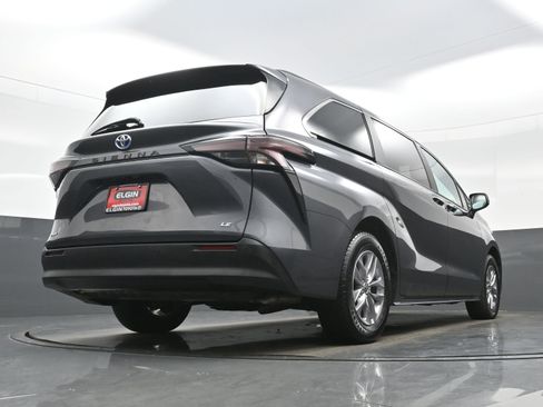 Used 2025 Toyota Sienna XLE FWD image 33