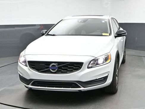 Used 2017 Volvo V60 T5 Cross Country Platinum AWD/4WD image 3