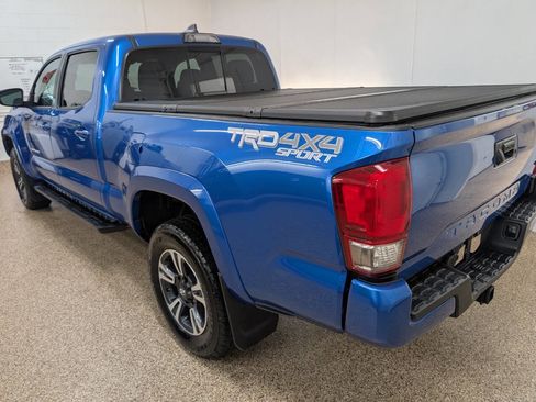 Used 2017 Toyota Tacoma TRD Sport AWD/4WD image 3