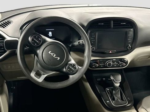 Used 2023 Kia Soul LX w/ LX Technology Package FWD image 19