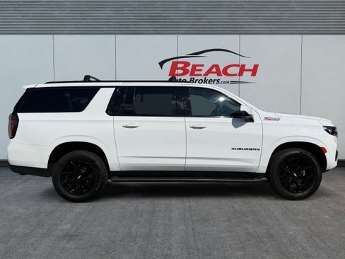 Used 2022 Chevrolet Suburban Z71 w/ Luxury Package AWD/4WD image 7