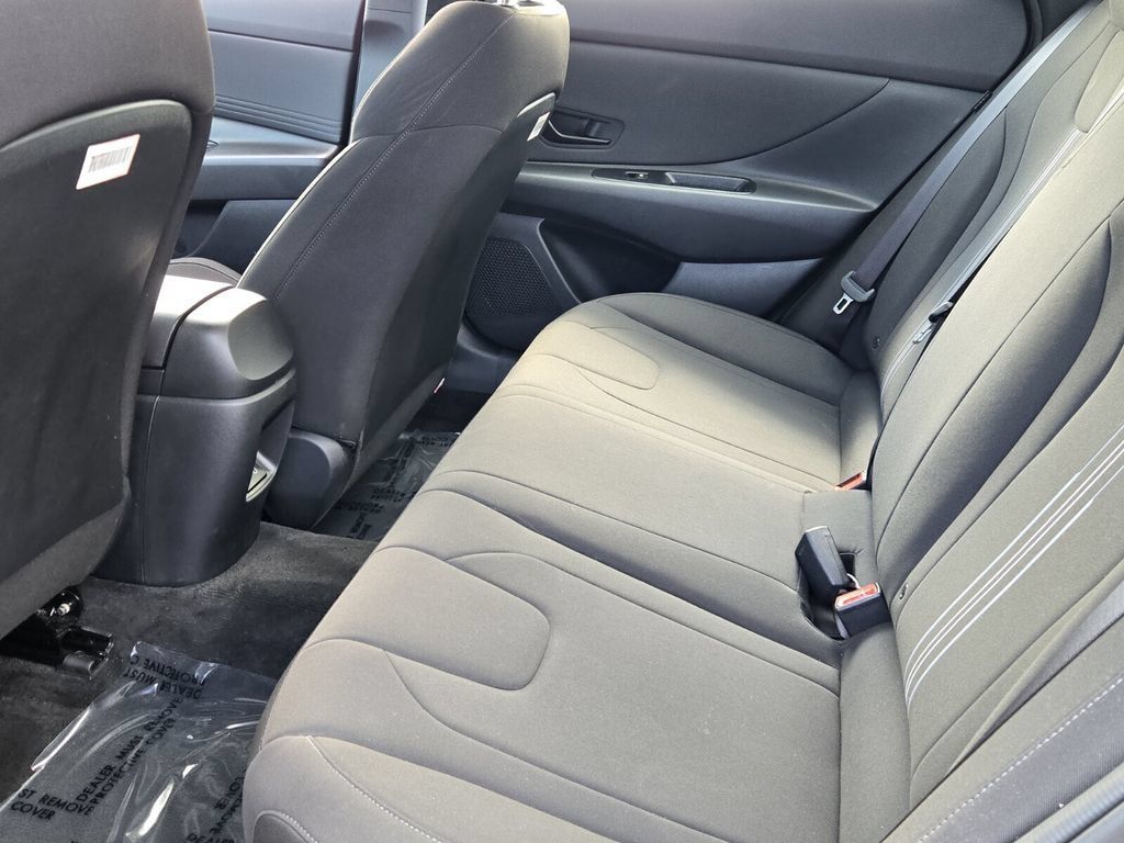 Certified 2025 Hyundai Elantra SEL FWD image 11