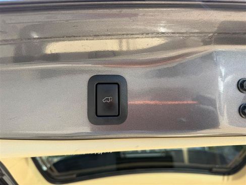 Used 2018 Toyota Highlander Limited Platinum FWD image 7