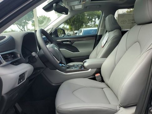New 2026 Toyota Highlander Limited image 9