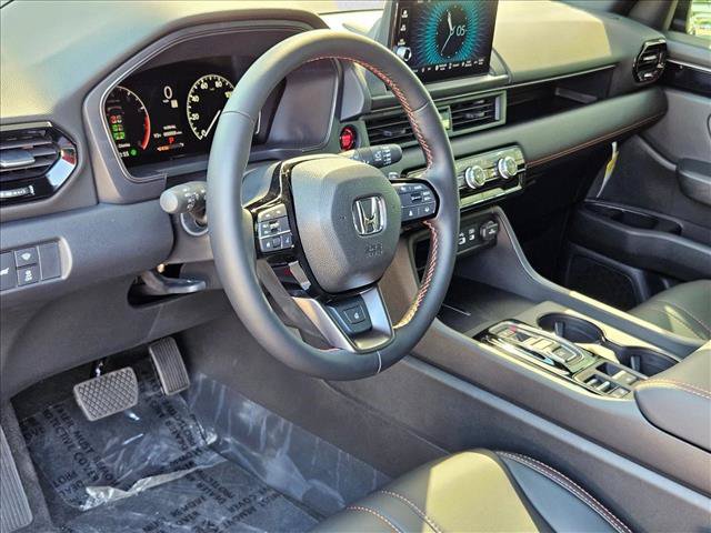 Used 2025 Honda Pilot TrailSport image 3
