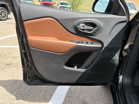 Used 2019 Jeep Cherokee Overland w/ Trailer Tow Group AWD/4WD image 14