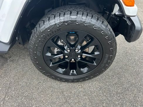 Used 2022 Jeep Wrangler Unlimited Sahara w/ Cold Weather Group AWD/4WD image 13