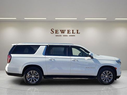 Used 2023 Chevrolet Suburban LT w/ Luxury Package image 6