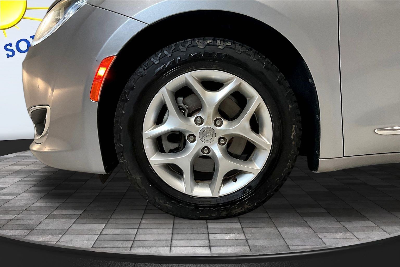 Used 2020 Chrysler Pacifica Touring-L w/ Tire & Wheel Group FWD image 34