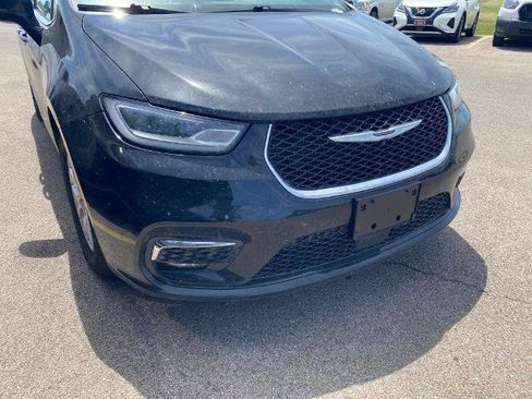 Used 2024 Chrysler Pacifica Touring-L FWD image 3
