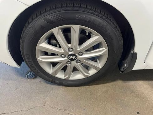 Used 2015 Hyundai Elantra SE w/ Option Group 02 FWD image 28