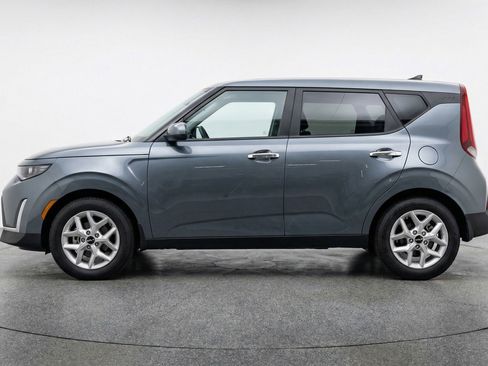Used 2025 Kia Soul LX w/ LX Technology Package FWD image 5