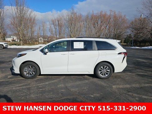 Used 2024 Toyota Sienna LE image 1
