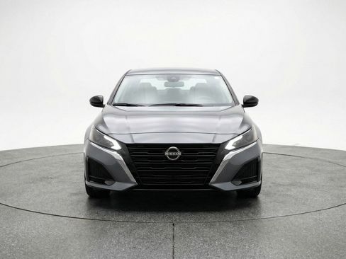 Used 2025 Nissan Altima 2.5 SV FWD image 2
