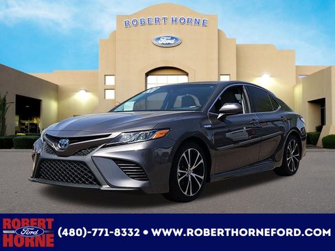 Used 2020 Toyota Camry SE FWD image 1