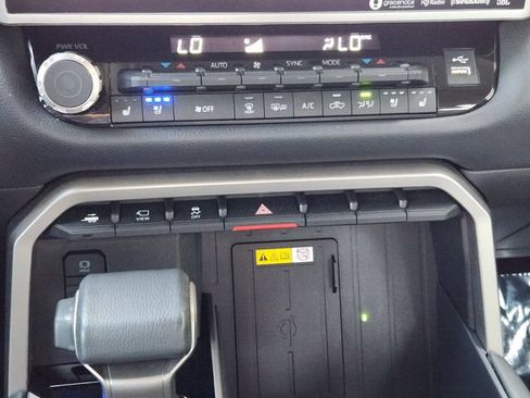 Used 2024 Toyota Tundra Limited AWD/4WD image 21