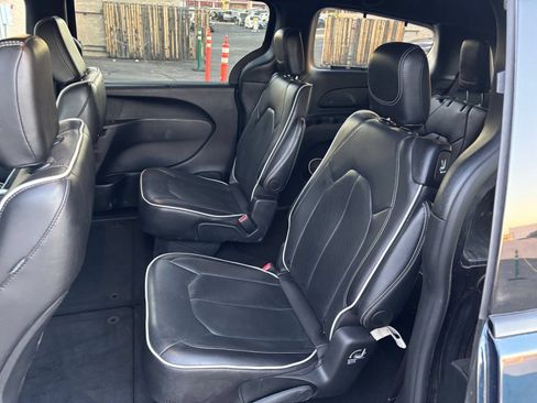 Used 2025 Chrysler Pacifica Limited FWD image 43