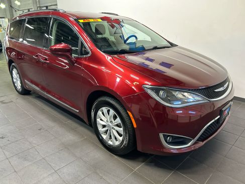 Used 2019 Chrysler Pacifica Touring-L FWD image 2