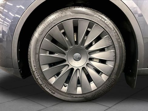Used 2024 Tesla Model Y 2WD image 10