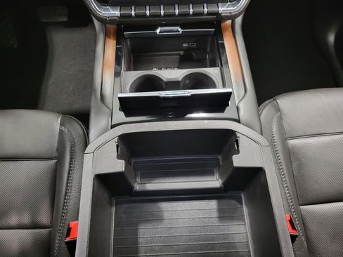 Used 2025 GMC Yukon XL Denali image 17