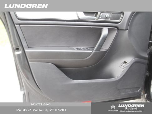 Used 2013 Volkswagen Touareg Sport AWD/4WD image 18