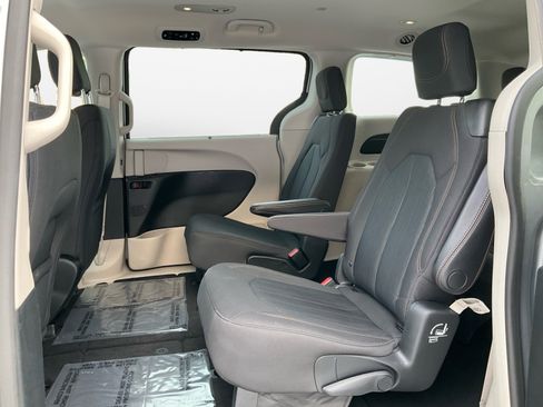 Used 2019 Chrysler Pacifica Touring Plus w/ Advanced Safetytec Group image 13