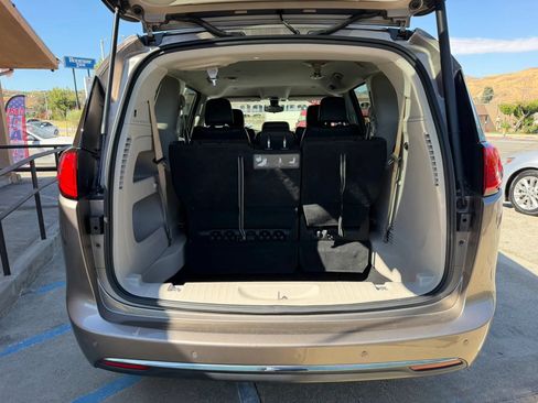 Used 2017 Chrysler Pacifica Touring-L w/ Tire & Wheel Group FWD image 24